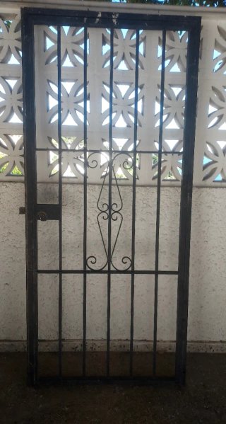 Puerta de seguridad de hierro forjado, ideal para