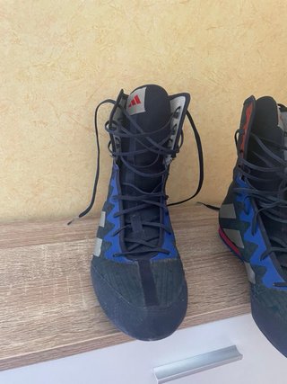 Botas de boxeo marca Adidas negras y azules