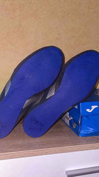 Botas de boxeo marca Adidas negras y azules