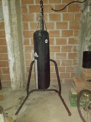 Saco de boxeo Adidas con soporte marca Domyos