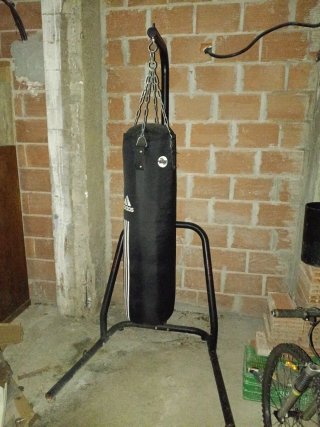 Saco de boxeo Adidas con soporte marca Domyos