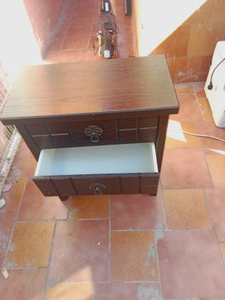 Mesita de noche de madera