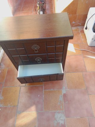 Mesita de noche de madera