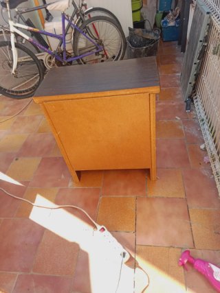 Mesita de noche de madera