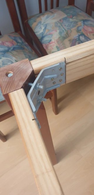 Mesa de salón de madera maziza con patas estables