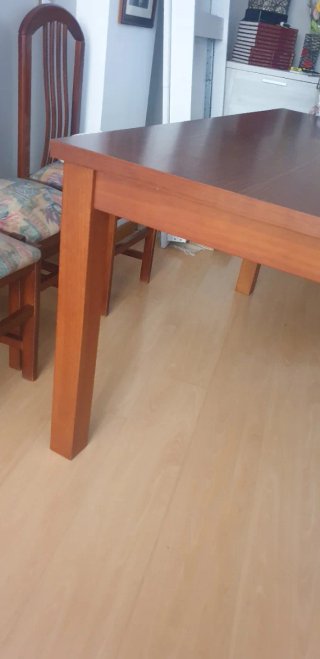 Mesa de salón de madera maziza con patas estables