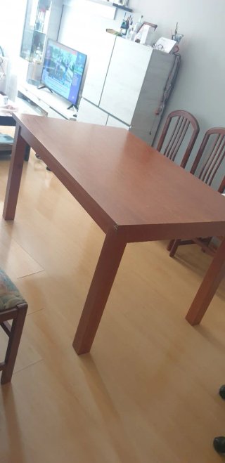 Mesa de salón de madera maziza con patas estables