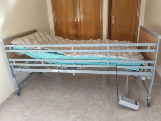 Cama articulada con colchón anti-escaras