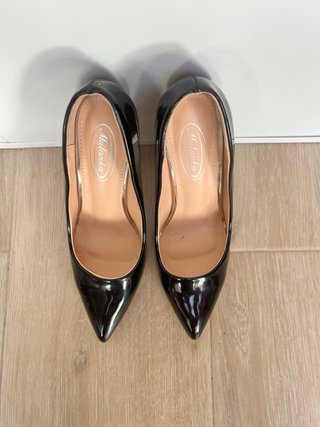 Tacones negros elegantes