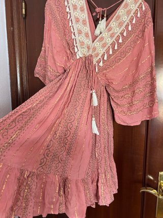 Vestido corto rosa con detalles dorados
