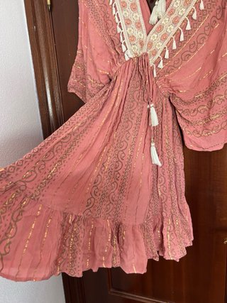 Vestido corto rosa con detalles dorados