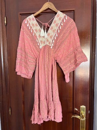 Vestido corto rosa con detalles dorados