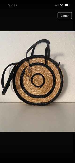 Bolso redondo de rafia beige y negro