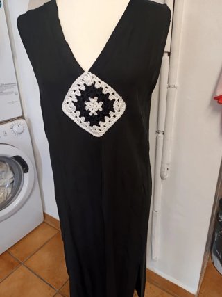 Vestido largo negro con detalle crochet