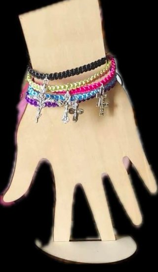 Pulseras tejidas con cruz "buenas vibras"