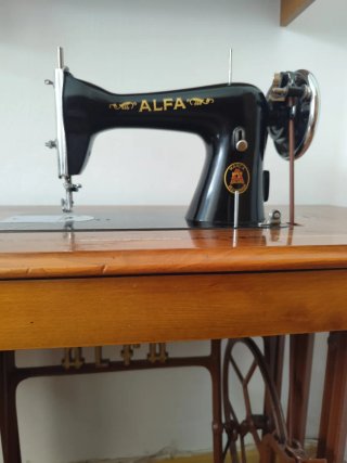 Máquina de coser Alfa antigua de madera