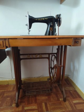 Máquina de coser Alfa antigua de madera