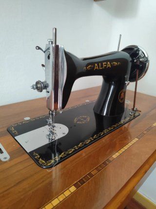 Máquina de coser Alfa antigua de madera