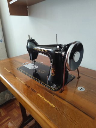 Máquina de coser Alfa antigua de madera