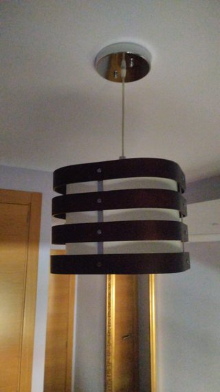 Lámpara colgante madera y metal.