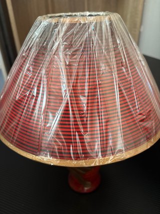 Lampada da tavolo design oro e rosso