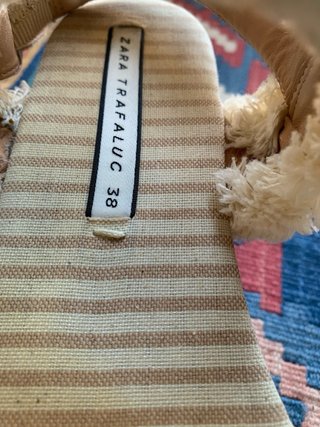 Sandalias Zara plataforma beige.