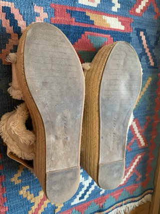 Sandalias Zara plataforma beige.