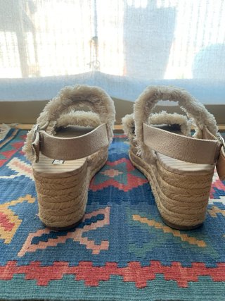 Sandalias Zara plataforma beige.