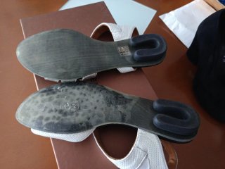 Sandalias Audley plateadas y blancas