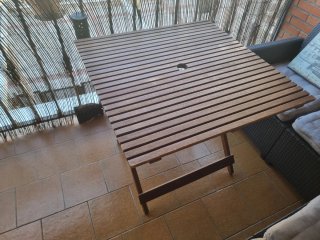 Tavolo in legno per giardino