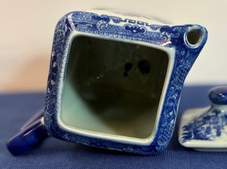 Tetera Victoria Ware Ironstone Azul y Blanco
