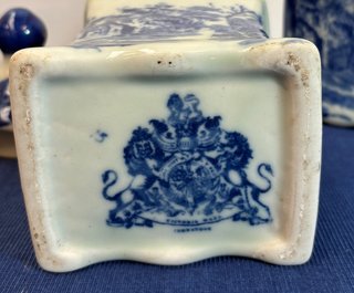 Tetera Victoria Ware Ironstone Azul y Blanco