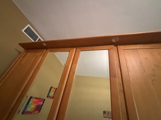 Guardaroba in legno massello con luci