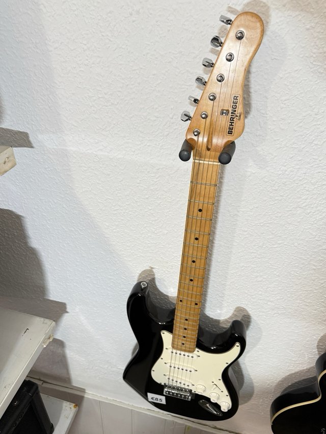 Guitarra Eléctrica Behringer Negra
