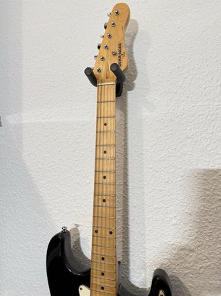 Guitarra Eléctrica Behringer Negra