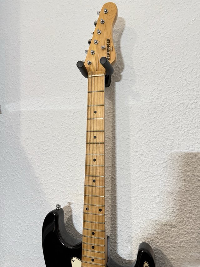 Guitarra Eléctrica Behringer Negra