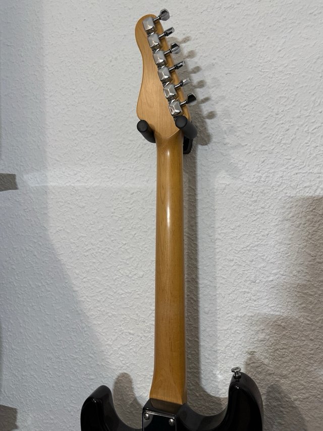Guitarra Eléctrica Behringer Negra