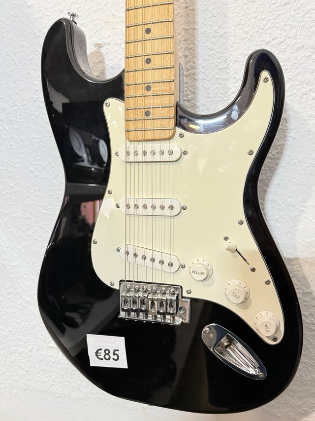 Guitarra Eléctrica Behringer Negra