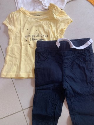 Set T-shirt gialla e pantaloni blu bimba
