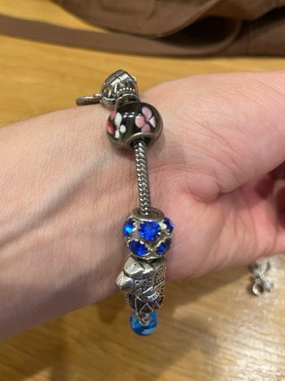 Pulsera con charms y abalorios