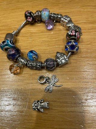 Pulsera con charms y abalorios