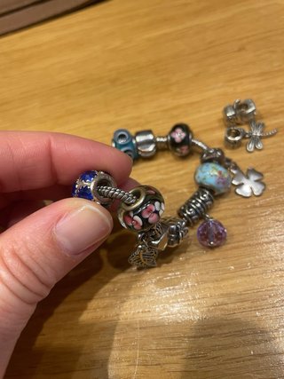 Pulsera con charms y abalorios