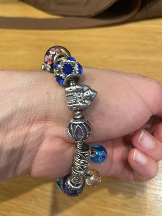 Pulsera con charms y abalorios