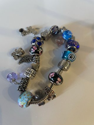 Pulsera con charms y abalorios