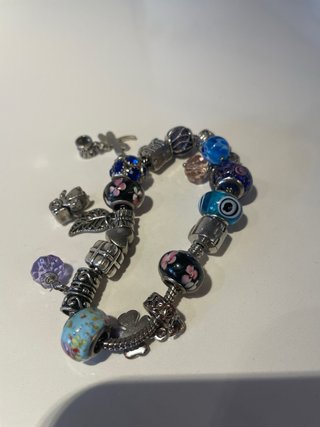 Pulsera con charms y abalorios