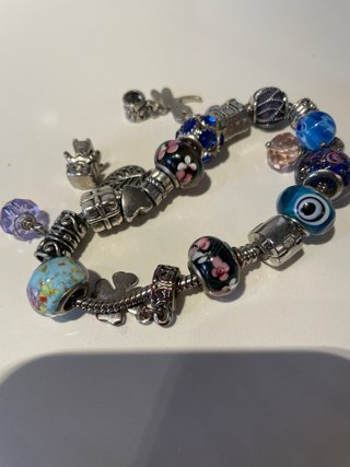 Pulsera con charms y abalorios