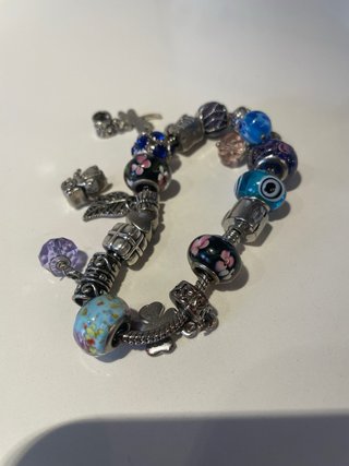 Pulsera con charms y abalorios