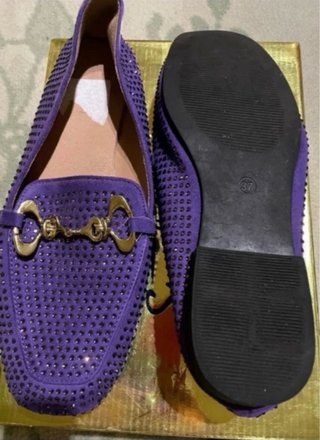 Mocasines Morados con Detalles Dorados