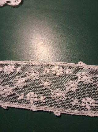 Bolillo hecho a mano.Largo 3.95 m. Ancho 3 cm.