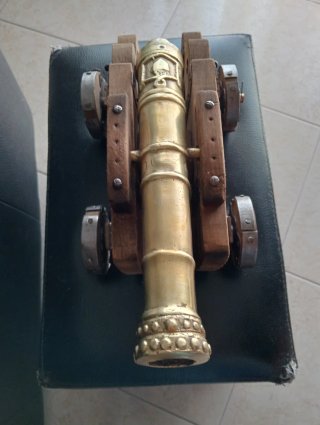 Cañón antiguo de bronce